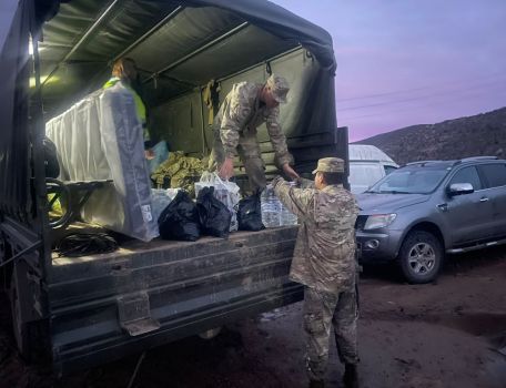 Agua, alimentos y apoyo en terreno para familias de Apatitas y Cruz de Caña