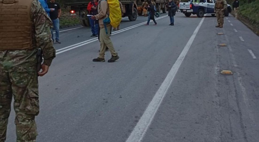 En Petrohué: Ejército de Chile colabora en la evacuación de turistas aislados por alud