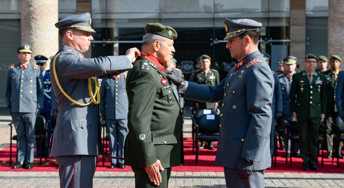 Comandante del Ejército de Brasil recibe Condecoración “Cruz de la Victoria” por parte del Ejército de Chile, fortaleciendo unión entre ambas instituciones