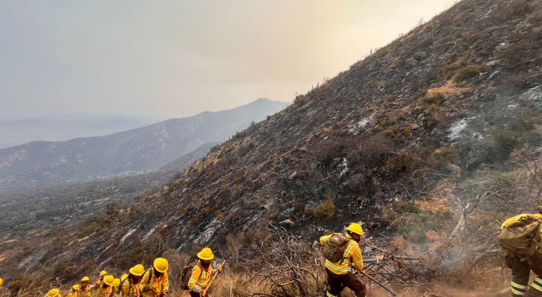 Ejército de Chile colabora en combate a incendio forestal en Las Condes