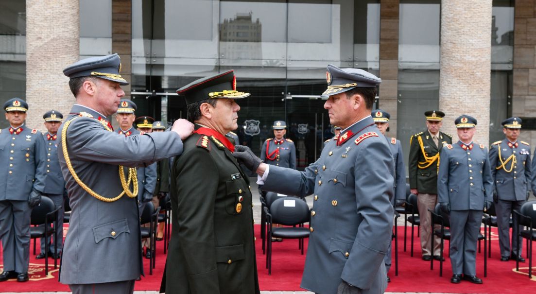 Incrementando los lazos de confianza y amistad: Jefe del Estado Mayor General del Ejército Argentino recibe Condecoración “Cruz de la Victoria”, por parte del Ejército de Chile