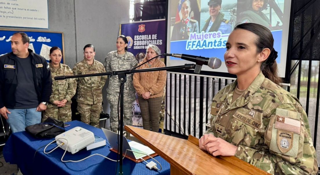 Personal femenino del Ejército inspira a estudiantes a descubrir la vocación militar