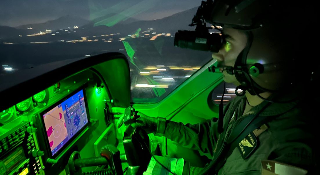 Alumnos del Curso Básico de Oficiales de Aviación Ejército inician período de vuelo con visores de visión nocturna