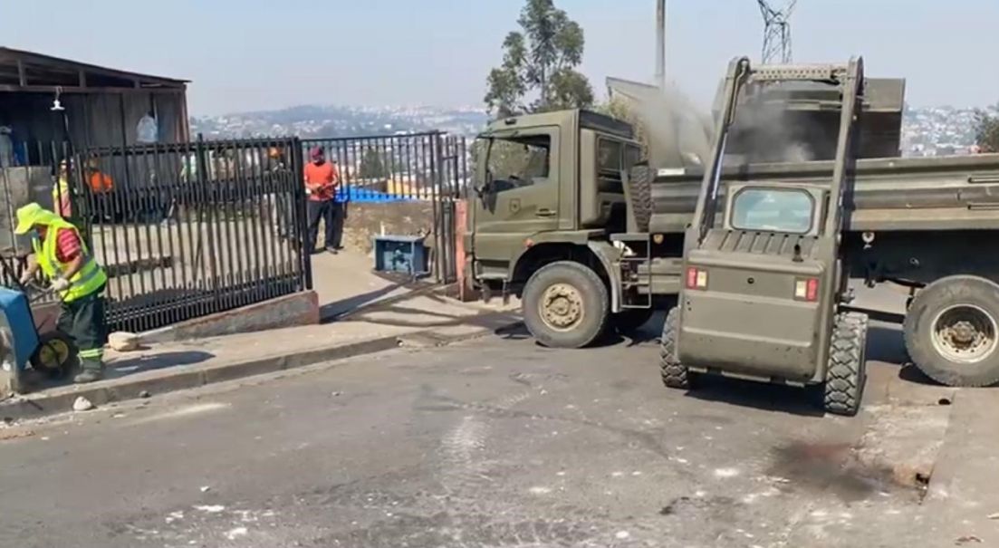 Ejército de Chile colabora removiendo escombros en zona afectada por incendio forestal