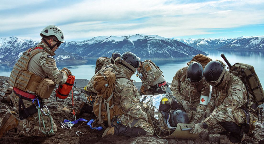Southern Vanguard 2025 entrena rescate en montaña con participación operativa de una Patrulla de Auxilio y Rescate Militar del Ejército