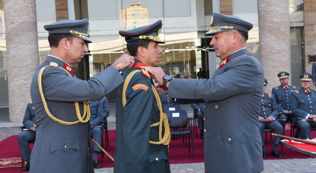 Comandante General del Ejército de Bolivia recibió condecoración “Cruz de la Victoria”