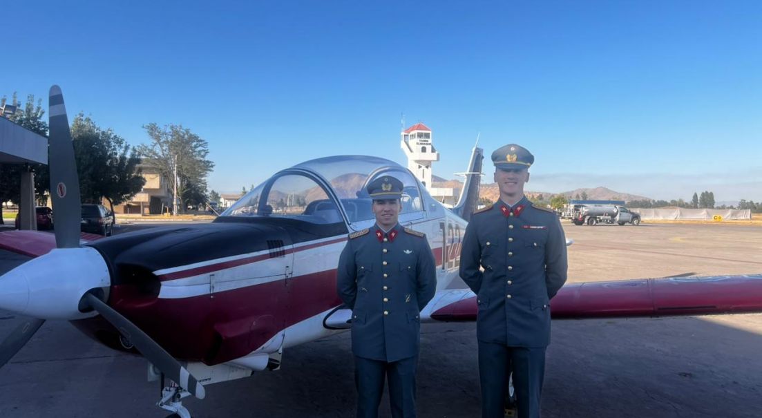 Oficiales del Ejército se forman como pilotos militares en la Fuerza Aérea de Chile