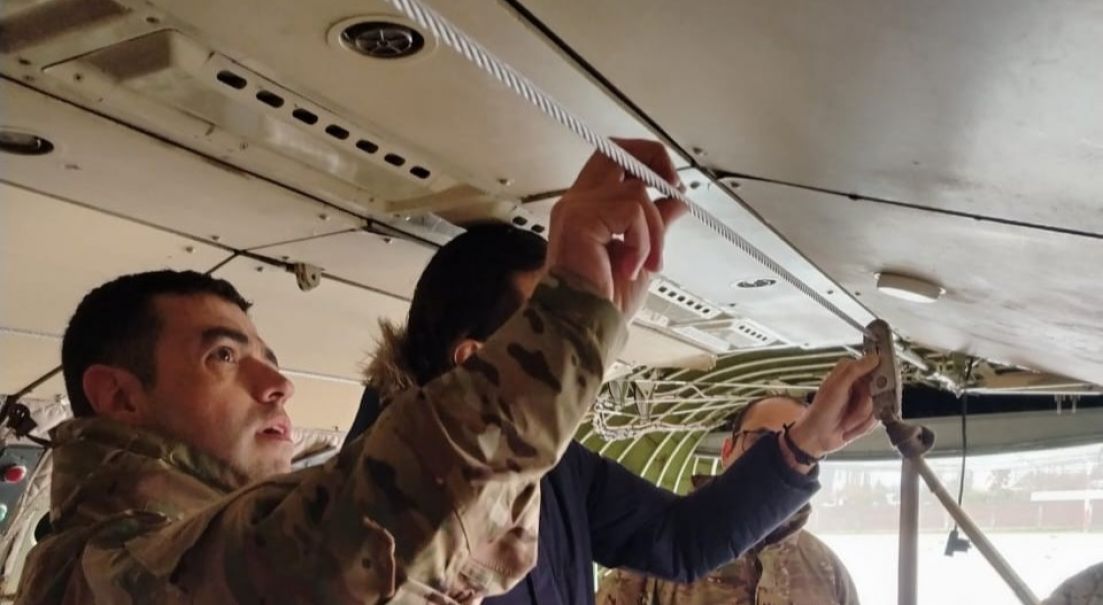 Comando de Industria Militar e Ingeniería estudia sistema que rescata paracaidistas suspendidos antes de efectuar el salto
