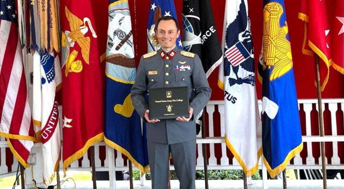 Oficial del Ejército se gradúa con distinción en el United States Army War College, en Carlisle, Pensilvania