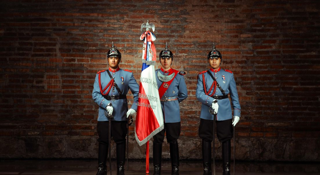 El honor de portar el emblema nacional: abanderados del Ejército se preparan para el Juramento a la Bandera