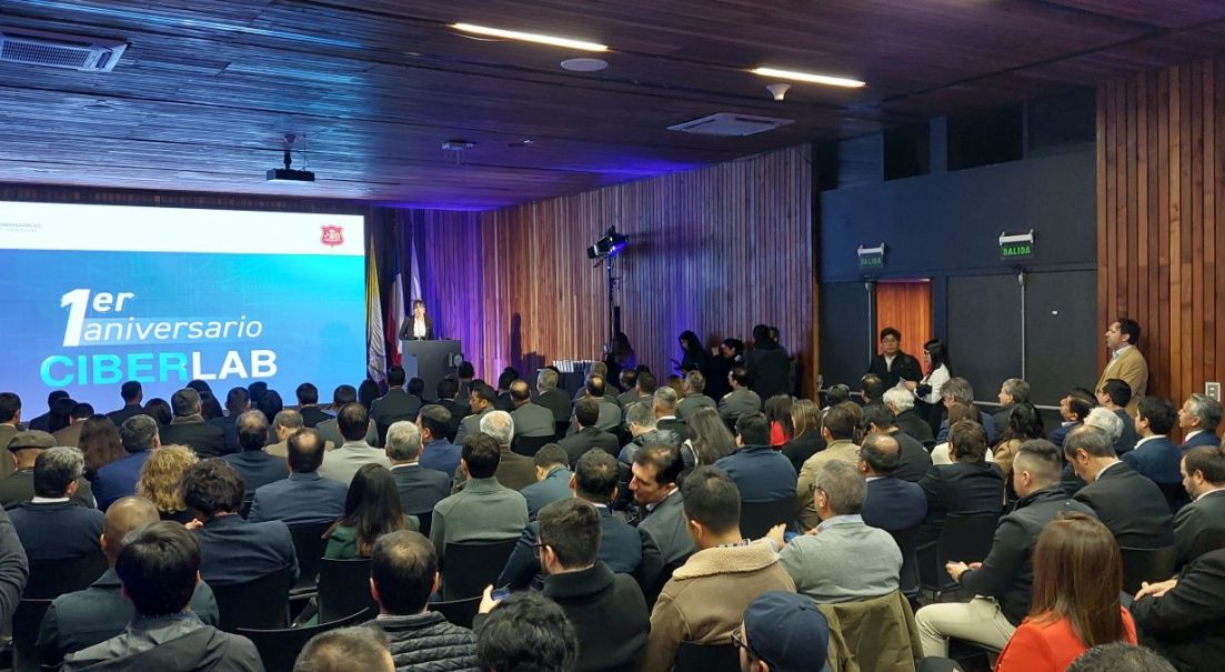 Ejército de Chile y Centro de Innovación de la Universidad Católica conmemoran el primer aniversario de Ciberlab