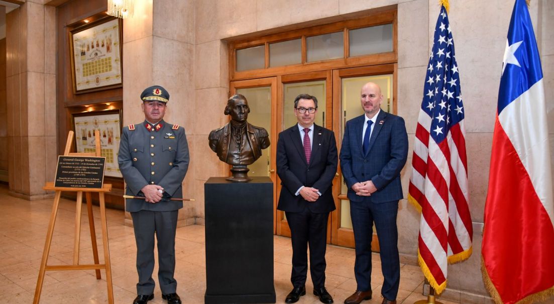 Estados Unidos dona busto del General George Washington a la Escuela Militar