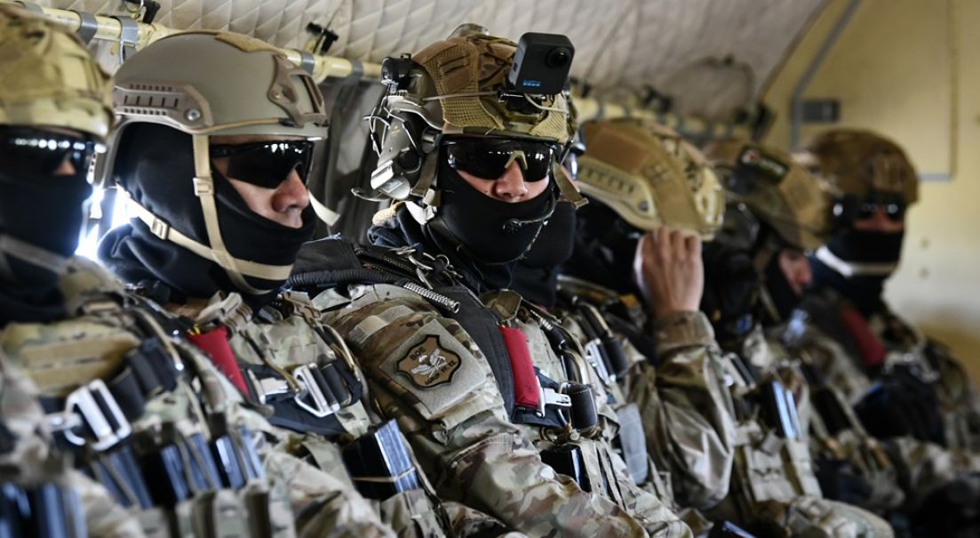 Seis décadas de valor: salto libre de paracaidistas marca el inicio de la Gran Parada Militar 2025