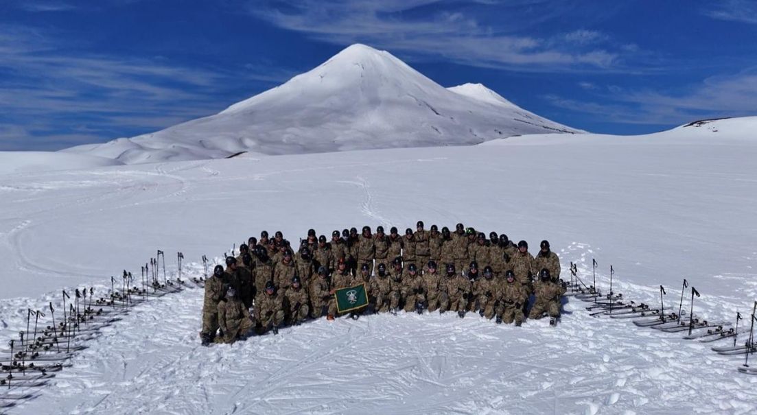 Soldados de tropa y soldados conscriptos se forman como montañeses