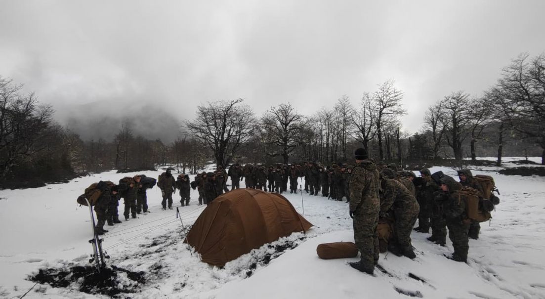 Ingenieros de montaña desafían el invierno en instrucción en la Cordillera de Los Andes