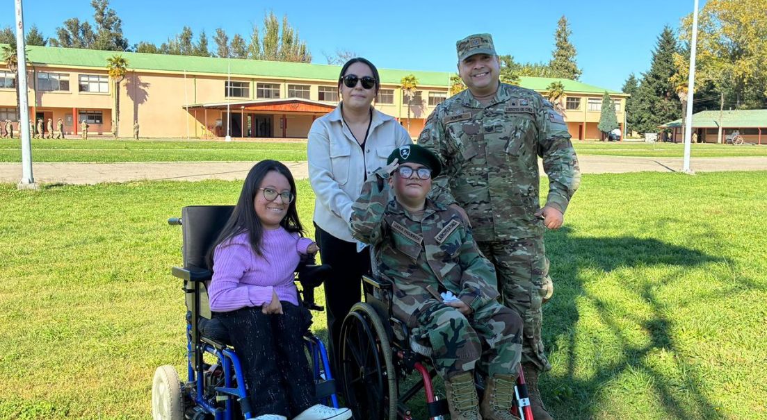 Joven con parálisis cerebral cumple su sueño en jornada militar en Los Ángeles