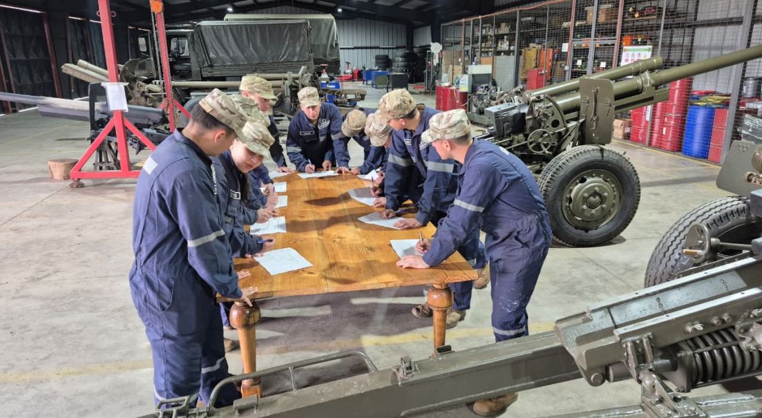 Oficiales del Arma de Artillería se capacitan en mantenimiento del material de guerra