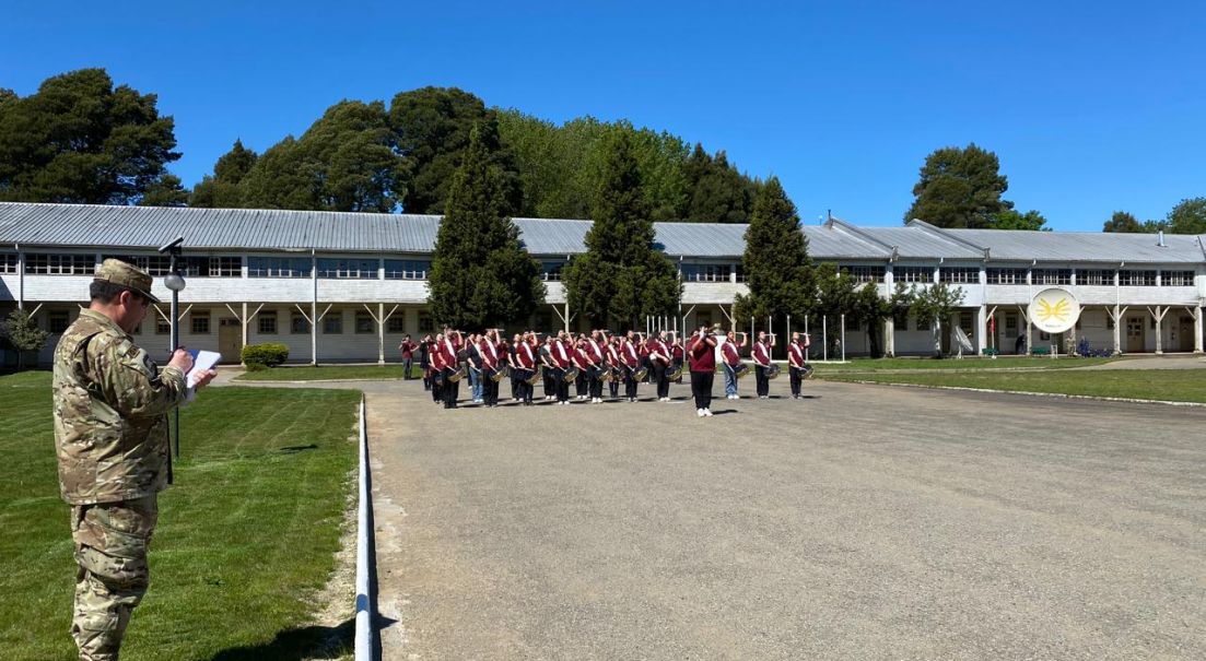 Bandas escolares y militares interpretan marcha “Adiós al Séptimo de Línea” en cierre de jornada educativa
