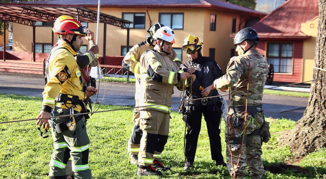 Destacamento de Montaña N.° 8 “Tucapel” instruye a Bomberos de La Araucanía