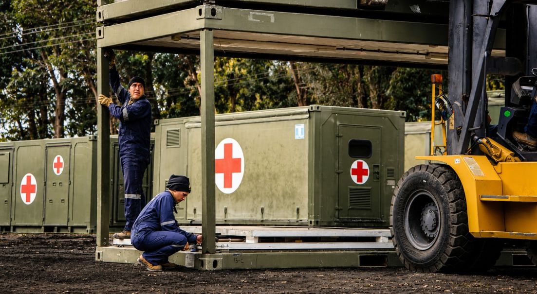 Al servicio de la comunidad: Comenzó levantamiento del Hospital Modular de Campaña del Ejército en Los Ángeles