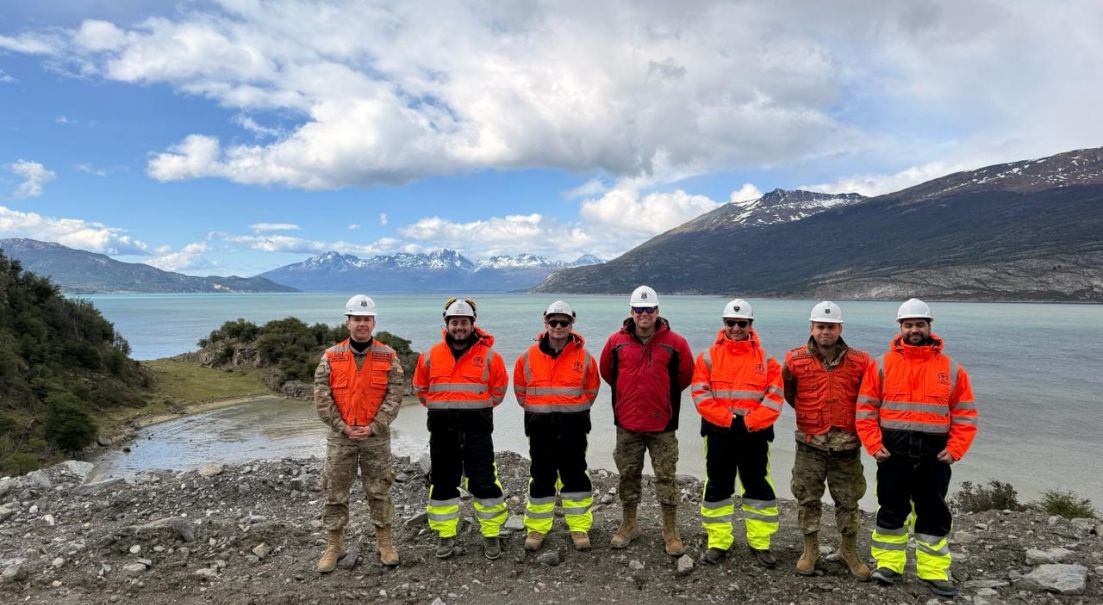 Cuerpo Militar del Trabajo recibe académicos y alumnos de la Universidad San Sebastián en Bahía Yendegaia