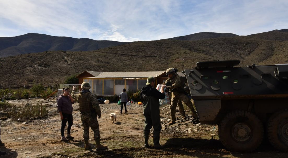 Carros MOWAG del Ejército llevan ayuda hasta familias aisladas en Cruz de Caña