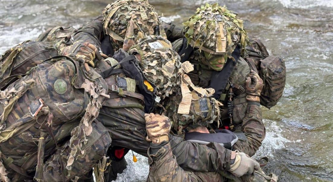 Oficiales de la Institución se gradúan de cursos de la Escuela Militar de Montaña y Operaciones Especiales de España