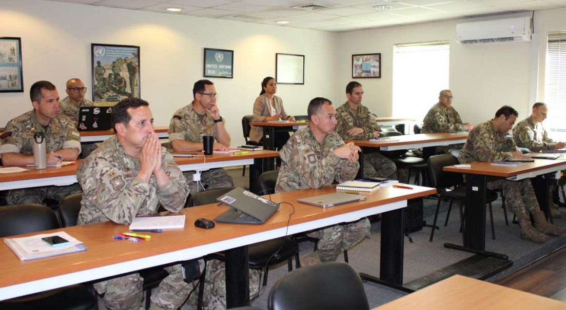 Docentes del Ejército refuerzan la enseñanza del inglés con capacitación en misiones de paz