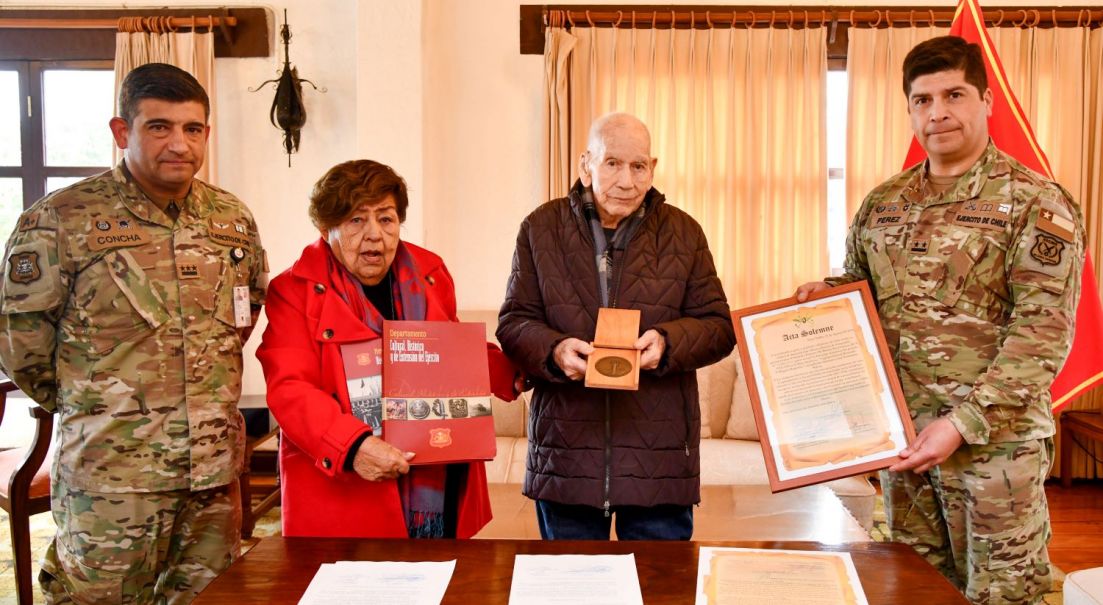 Veterano del Ejército dona valioso archivo sobre misión antártica de 1958-1959