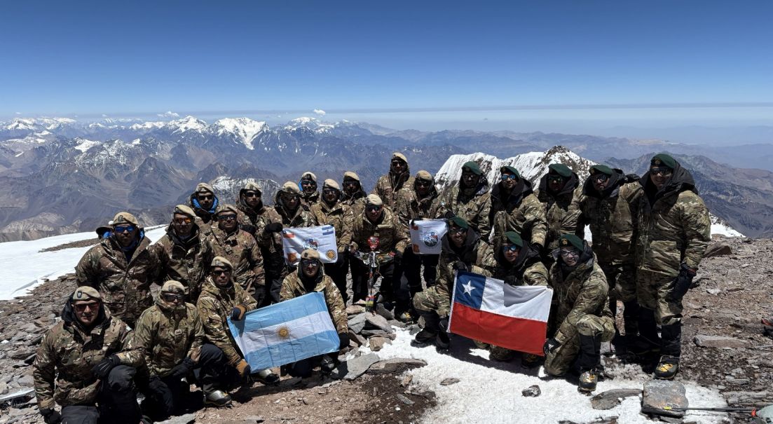Expedición Binacional “Ejército de Los Andes 2026” alcanza la cumbre del Techo de América en una fecha cargada de historia